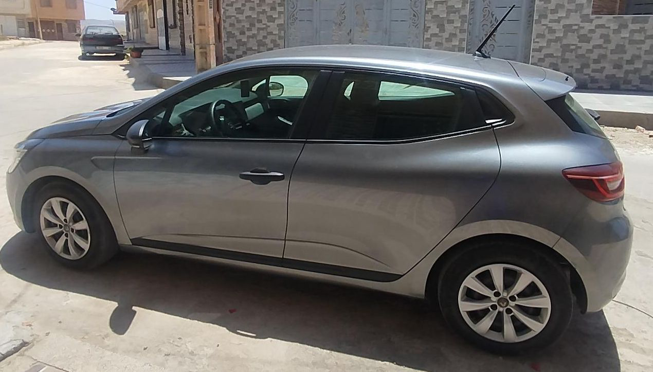 Location Renault Clio 5 Grise à Oujda — photo 5