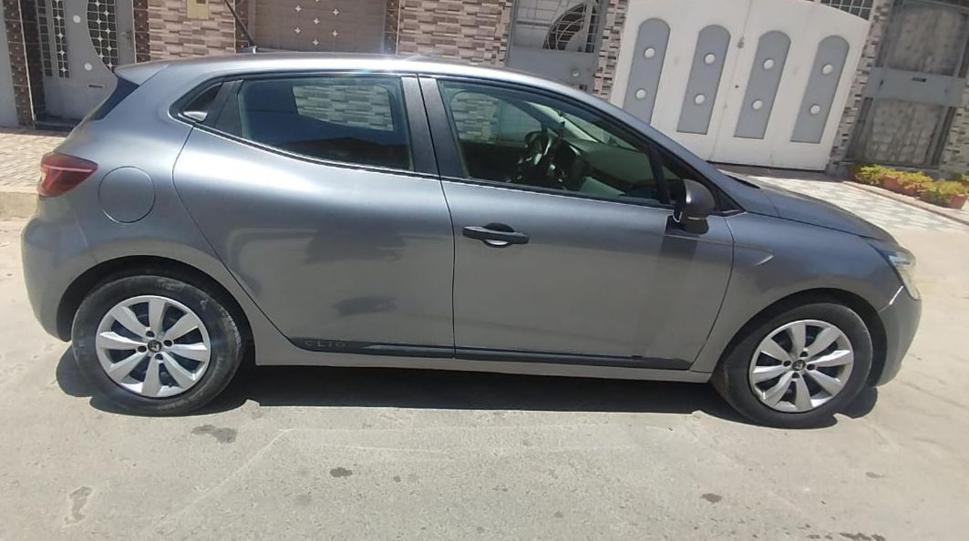 Location Renault Clio 5 Grise à Oujda — photo 4